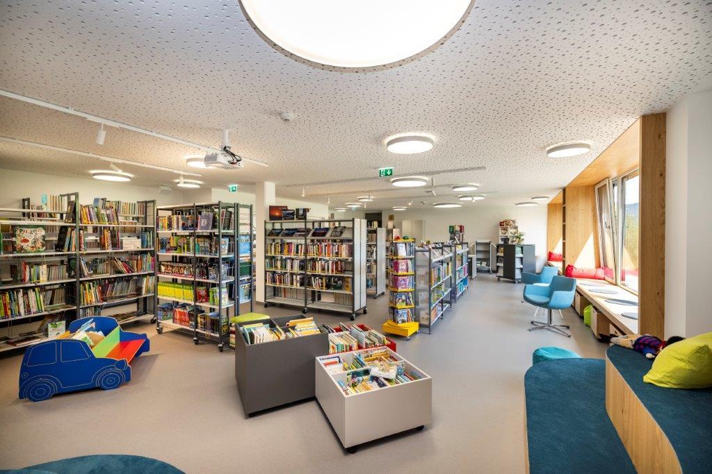 Bücherei Blick von Leseecke in den Raum
