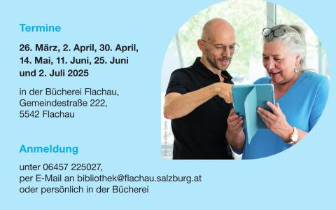 Mann erklärt ein älterer Frau IT Technik